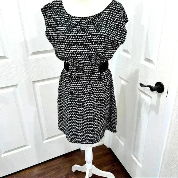 Maude (ARITZIA) cinched waist mini dress with peek a boo back - Picture 2 of 12